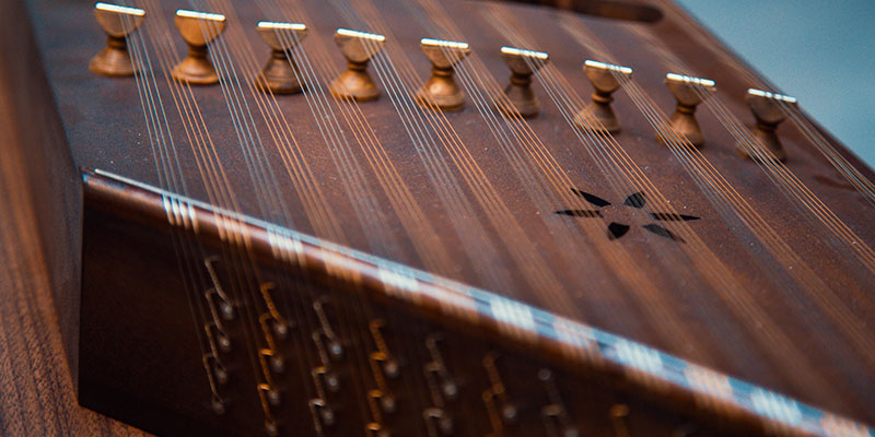 Comparison of Persian santoor and Indian santoor hammered dulcimer traditions