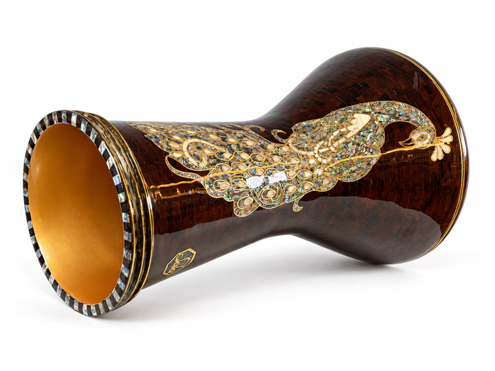Sala Amber Peacock Sombaty دربوكة على جانبها، تظهر القاعدة المفتوحة وشكل الطاووس الشاحب على خلفية فسيفساء بنية كهرمانية داكنة.