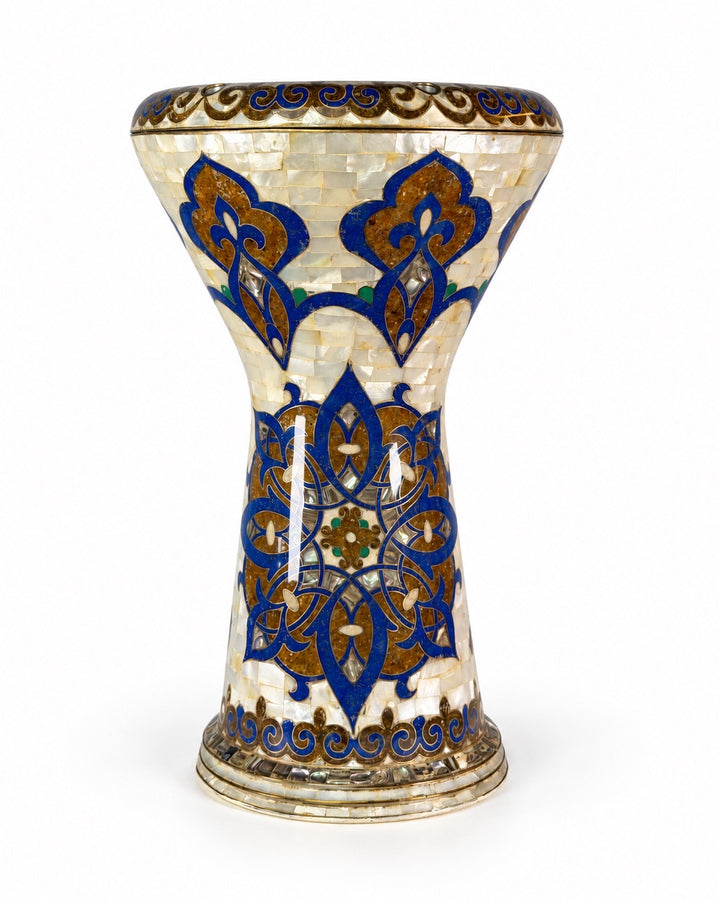 Sala Azure Arabesque Sombaty դարբուկա կանգնած ուղղահայաց՝ ցուցադրելով կոբալտ-կապույտ և ոսկեգույն երանգով ծաղկային խճանկար՝ փղոսկրի ֆոնի վրա: