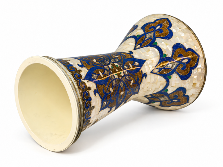Sala Azure Arabesque Sombaty դարբուկա իր կողքին, որը ցույց է տալիս բաց հիմքը և կոբալտ-կապույտ և ոսկեգույն երանգով ծաղկային խճանկարը փղոսկրյա ֆոնի վրա:
