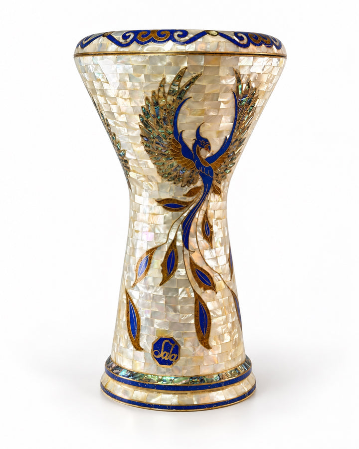 Sala Phoenix Pearl Sombaty دربوكة واقفة منتصبة، تظهر زخارف طائر زرقاء وذهبية على فسيفساء شاحبة.