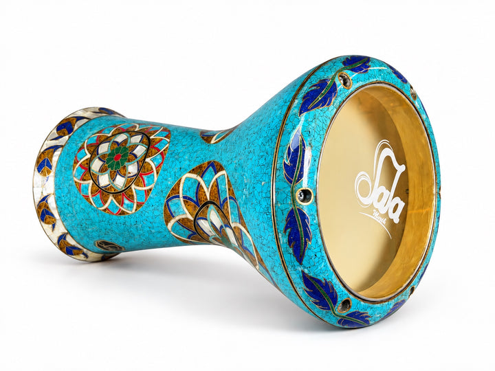 Sala Turquoise Lotus Sombaty دربوكة على جانبها، تظهر رأس الطبلة الذي يحمل العلامة التجارية Sala والفسيفساء ذات اللون الفيروزي والميداليات الزهرية ذات الطبقات.