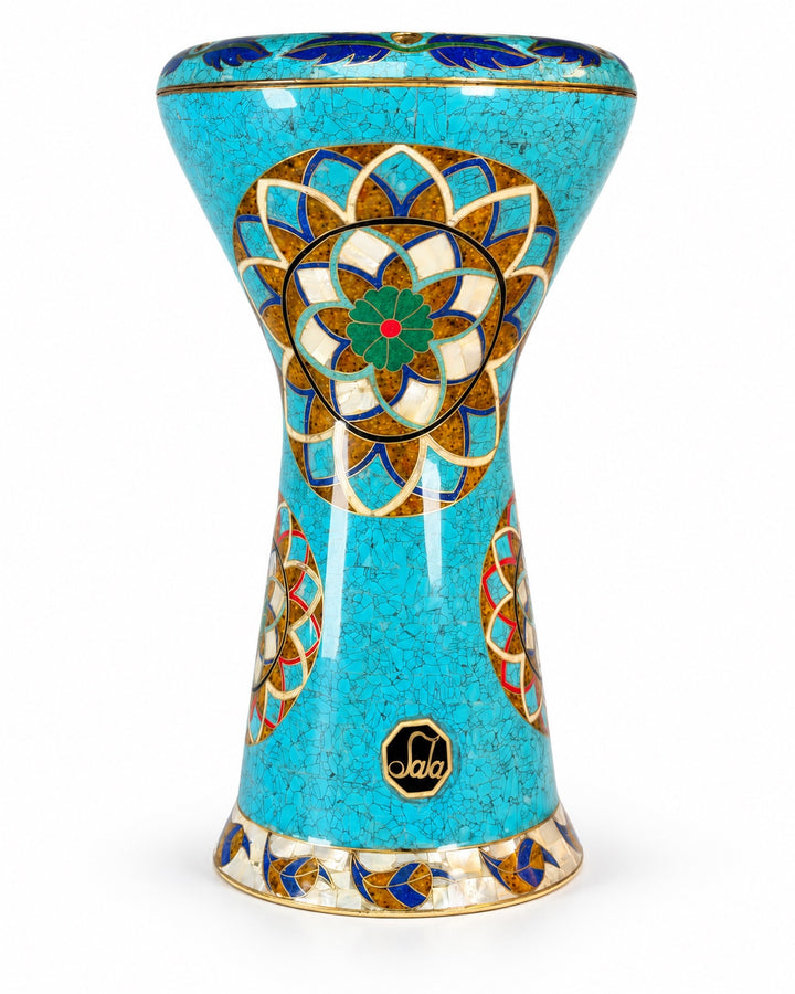 Sala Turquoise Lotus Sombaty دربوكة واقفة منتصبة، تظهر عليها الفسيفساء ذات اللون الفيروزي والميداليات الزهرية ذات الطبقات.