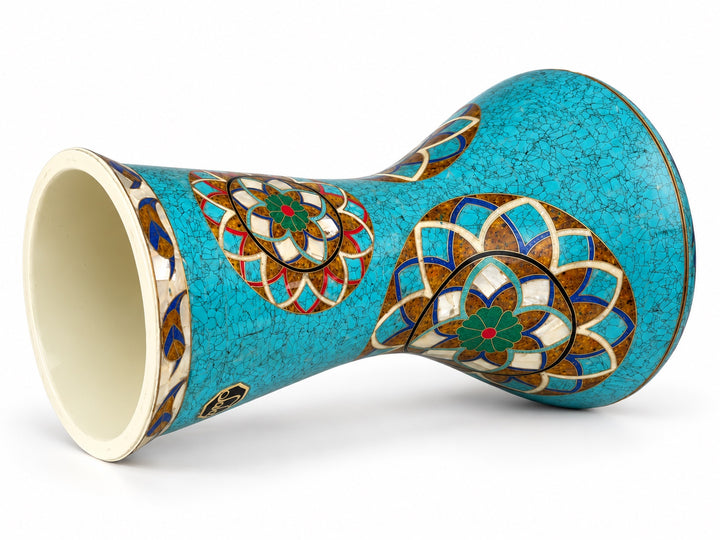 Sala Turquoise Lotus Sombaty دربوكة على جانبها، تظهر القاعدة المفتوحة والفسيفساء ذات اللون الفيروزي والرصائع الزهرية ذات الطبقات.